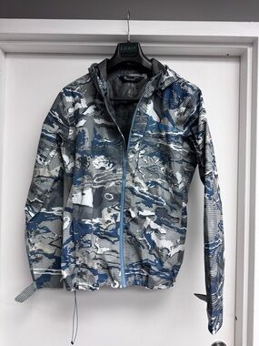 Under Armour Men's Blue, Gray & White Camo Windbreaker